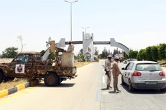 Lực lượng an ninh Libya gác tại lối vào sân bay quốc tế Tripoli ngày 1/6. (Nguồn: THX/TTXVN)