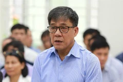 Bị cáo Đỗ Văn Khạnh (sinh năm 1961, nguyên Tổng Giám đốc PVEP, nguyên Chủ tịch Hội đồng quản trị Tổng Công ty cổ phần Khoan và Dịch vụ khoan Dầu khí – PVD) trả lời các câu hỏi của Hội đồng xét xử tại phiên tòa. (Ảnh: Doãn Tấn/ TTXVN) 