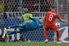 Thủ môn Colombia David Ospina cản được cú sút phạt 11m của trung vệ tuyển Anh Jordan Henderson. (Nguồn: AFP/TTXVN)