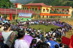 Hội chọi dê thu hút đông du khách và người dân đến xem. (Ảnh: Thế Duyệt/TTXVN)