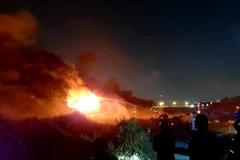 [Video] Kho hàng công ty kinh doanh dầu nhớt bốc cháy dữ đội 