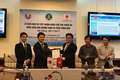 Công sứ Nagai Katsuro và ông Trần Kim Long, Vụ trưởng Vụ Hợp tác Quốc tế, Bộ Nông nghiệp và Phát triển Nông thôn tại lễ bàn giao và tiếp nhận hàng cứu trợ thiên tai. (Nguồn: Vietnam+)