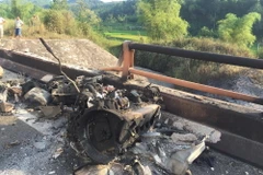 Hiện trường vụ xe bồn lao xuống cầu sau khi va chạm với ôtô con