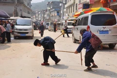 [Photo] Bà lão trở thành đôi mắt của người chồng trong suốt 30 năm