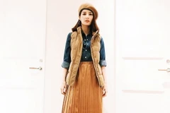 Mỹ nhân Việt lăng xê chân váy midi, sơ mi họa tiết và áo khoác cá tính