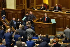 Tổng thống Ukraine Petro Poroshenko (giữa) phát biểu tại phiên họp Quốc hội tại Kiev ngày 26/11/2018. (Nguồn: AFP/TTXVN) 