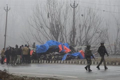 Hiện trường vụ đánh bom liều chết tại Pulwama, Kashmir, ngày 15/2/2019. (Nguồn: THX/TTXVN) 