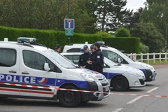 Cảnh sát Pháp làm nhiệm vụ tại hiện trường vụ tấn công ở Magnanville ngày 14/6. (Nguồn: THX/TTXVN)