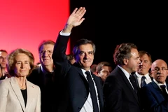 Ứng cử viên Francois Fillon (giữa) trong chiến dịch vận động tranh cử ở Nimes, miền Nam nước Pháp ngày 2/3. (Nguồn: EPA/TTXVN)