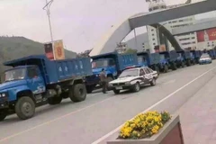 [Photo] Chú rể Trung Quốc "chơi trội" khi đón dâu bằng đoàn xe tải