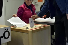 Cử tri Phần Lan bỏ phiếu tại một địa điểm bầu cử ở Helsinki ngày 14/4. (Nguồn: AFP/TTXVN) 