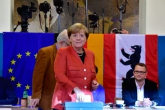 Thủ tướng Angela Merkel bỏ phiếu tại một địa điểm bầu cử ở Berlin ngày 24/9. (Nguồn: AFP/TTXVN)