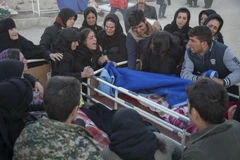 Người dân khóc than bên thi thể nạn nhân trong trận động đất ở Kermanshah, Iran ngày 13/11. (Nguồn: AFP/TTXVN)