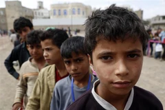 Trẻ em Yemen xếp hàng chờ nhận thực phẩm tại một quỹ từ thiện ở Hiziaz, Sanaa, ngày 7/5/2019. (Nguồn: THX/TTXVN) 