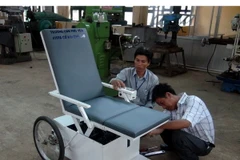 Kiểm tra hoạt động của xe trong xưởng chế tạo. (Ảnh: Xuân Triệu/TTXVN)