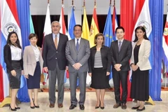 Đại sứ Nguyễn Đình Thao và Đại sứ Luis Fernando Avalos tại trụ sở Bộ Ngoại giao Paraguay. (Ảnh: Diệu Hương/Vietnam+)