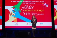 Ca sỹ Minh Hằng biểu diễn tại Lễ hội. (Ảnh: Vũ Toàn/Vietnam+)