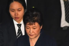 Cựu Tổng thống Hàn Quốc Park Geun-hye rời khỏi Phòng công tố ở Tòa án quận trung tâm Seoul sau khi bị thẩm vấn ngày 30/3. (Nguồn: EPA/TTXVN)