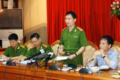 Đại tá Dương Văn Giáp, Trưởng phòng Cảnh sát điều tra tội phạm về trật tự xã hội (PC45, Công an Hà Nội) trả lời báo chí tại cuộc họp báo về vụ án Thẩm mỹ viện Cát Tường. (Ảnh: Doãn Tấn/TTXVN)