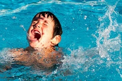 [Video] Bé trai 6 tuổi bị đuối nước khi đi tắm hồ bơi cùng hàng xóm