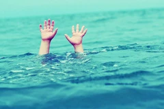 Theo hàng xóm đi tắm hồ bơi, bé trai 6 tuổi bị đuối nước