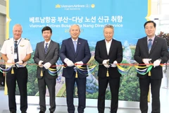 Các đại biểu cắt băng khai trương đường bay mới Busan - Đà Nẵng của Vietnam Airlines. (Ảnh: Mạnh Hùng/Pv TTXVN tại Hàn Quốc)