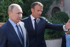 Tổng thống Nga Vladimir Putin (trái) and Tổng thống Pháp Emmanuel Macron. (Nguồn: TASS) 