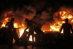 Người biểu tình đốt phá phong tỏa một tuyến đường ở thành phố Sidon, miền Nam Liban, ngày 17/12. (Nguồn: AFP/TTXVN) 