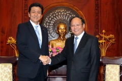 Ông Tất Thành Cang, Phó Bí thư Thường trực Thành ủy TP. Hồ Chí Minh tiếp Thứ trưởng Bộ Ngoại giao Nhật Bản Koshi Nobuo đang thăm và làm việc tại Việt Nam. (Ảnh: Thanh Vũ/TTXVN)