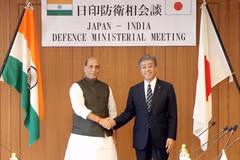 Bộ trưởng Quốc phòng Nhật Bản Takeshi Iwaya (phải) và người đồng cấp Ấn Độ Rajnath Singh tại cuộc gặp ở Tokyo ngày 2/9/2019. (Nguồn: newspoint.tv) 