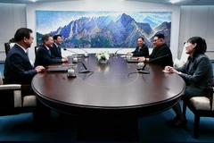 Tổng thống Hàn Quốc Moon Jae-in (thứ 2, trái) và Nhà lãnh đạo Triều Tiên Kim Jong-un (thứ 2, phải) hội đàm ở Nhà Hòa bình thuộc làng đình chiến Panmunjom ngày 27/4. (Nguồn: THX/TTXVN)