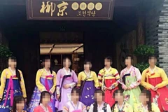 Nhân viên phục vụ trong nhà hàng Ryugyong. (Nguồn: hani.co.kr)