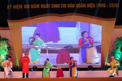 Tiết mục văn nghệ tại chương trình nghệ thuật “Quê mình quê thơ.” (Ảnh: Công Tường/TTXVN)