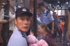 [Photo] Hiện trường vụ em bé bị kẹp đầu giữa hai cánh cửa kính