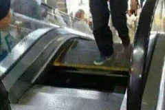 Người phụ nữ thoát chết trong gang tấc khi bậc thang cuốn sập xuống