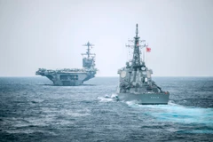 Tàu chiến Nhật Bản và tàu sân bay Mỹ trong một cuộc tập trận chung. (Nguồn: Hải quân Mỹ)