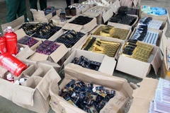 Số mỹ phẩm nhập lậu bị bắt giữ. (Nguồn: TTXVN) 