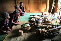 Cùng tham dự Lễ hội truyền thống AZa Koonh của đồng bào Pa Cô