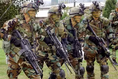 Binh sỹ thuộc Lực lượng Mỹ tại Hàn Quốc (USFK) làm nhiệm vụ tại căn cứ quân sự Yongsan, Seoul, Hàn Quốc. (Nguồn: AFP/TTXVN) 