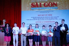 Tổng lãnh sự Cuba tại thành phố Hồ Chí Minh Indira Lopez Arguelles trao giải cuộc thi sáng tác tranh cổ động. (Ảnh: Tiến Lực/TTXVN) 