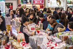 Khách hàng tại một cửa hàng miễn thuế của Lotte. (Nguồn: nikkei.com)