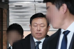 Chủ tịch Tập đoàn Lotte Shin Dong-bin (giữa) tại tòa án ở thủ đô Seoul ngày 14/12/2017. (Nguồn: Yonhap/TTXVN)