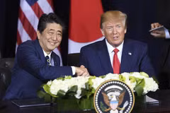 Thủ tướng Nhật Bản Shinzo Abe (trái) và Tổng thống Mỹ Donald Trump (phải). (Nguồn: AFP/TTXVN) 