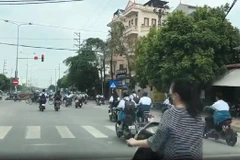 [Video] Bất bình hàng chục học sinh đi xe đạp điện vượt đèn đỏ