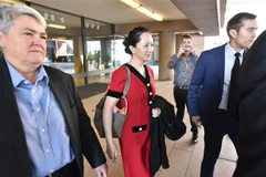 Bà Mạnh Vãn Châu (giữa) rời khỏi Tòa án Tối cao tỉnh British Columbia, Canada ngày 1/10/2019. (Nguồn: AFP/TTXVN) 