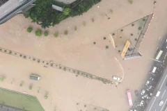 Hà Nội: Các tuyến phố ngập như sông cô lập nhiều khu vực thành ốc đảo 