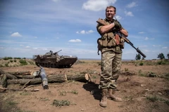 Binh sỹ Ukraine gác tại chốt quân sự gần làng Troitske, vùng Lugansk ngày 20/8. (Nguồn: AFP/TTXVN)