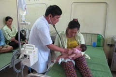 Bác sỹ đang thăm khám cho bệnh nhi tại Bệnh viện Sản nhi Ninh Bình. (Ảnh: Hải Yến/TTXVN)