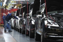 Những chiếc ôtô S-class trong dây chuyền sản xuất ở giai đoạn cuối tại nhà máy sản xuất của Mercedes-Benz ở Sindelfingen, Tây Nam Đức. (Nguồn: AFP/TTXVN)