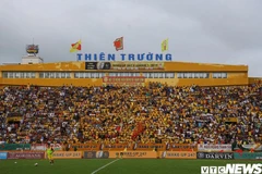 [Video] Sốt vé vào sân Thiên Trường, 'phe vé' đẩy giá gấp 5 lần 